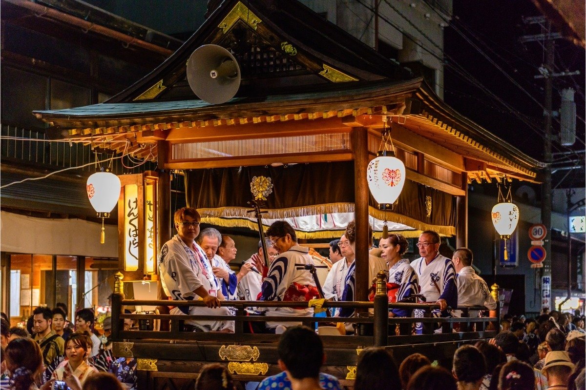 お囃子（はやし）を演奏する舞台となるおどり屋形　写真／郡上八幡観光協会