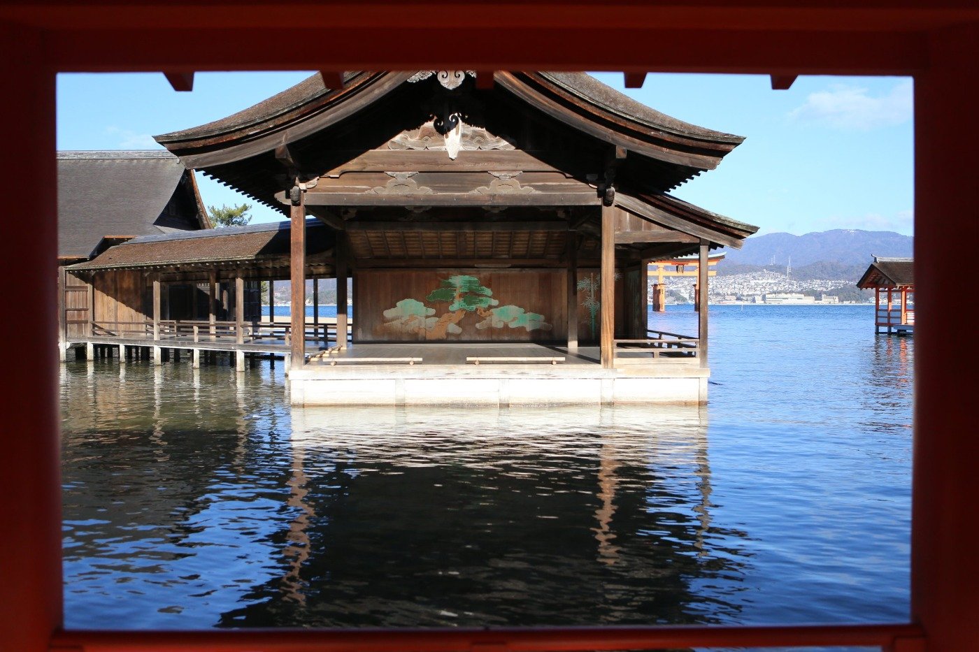 満潮時には海に浮かぶように見える能舞台は国の重要文化財　写真／広島県