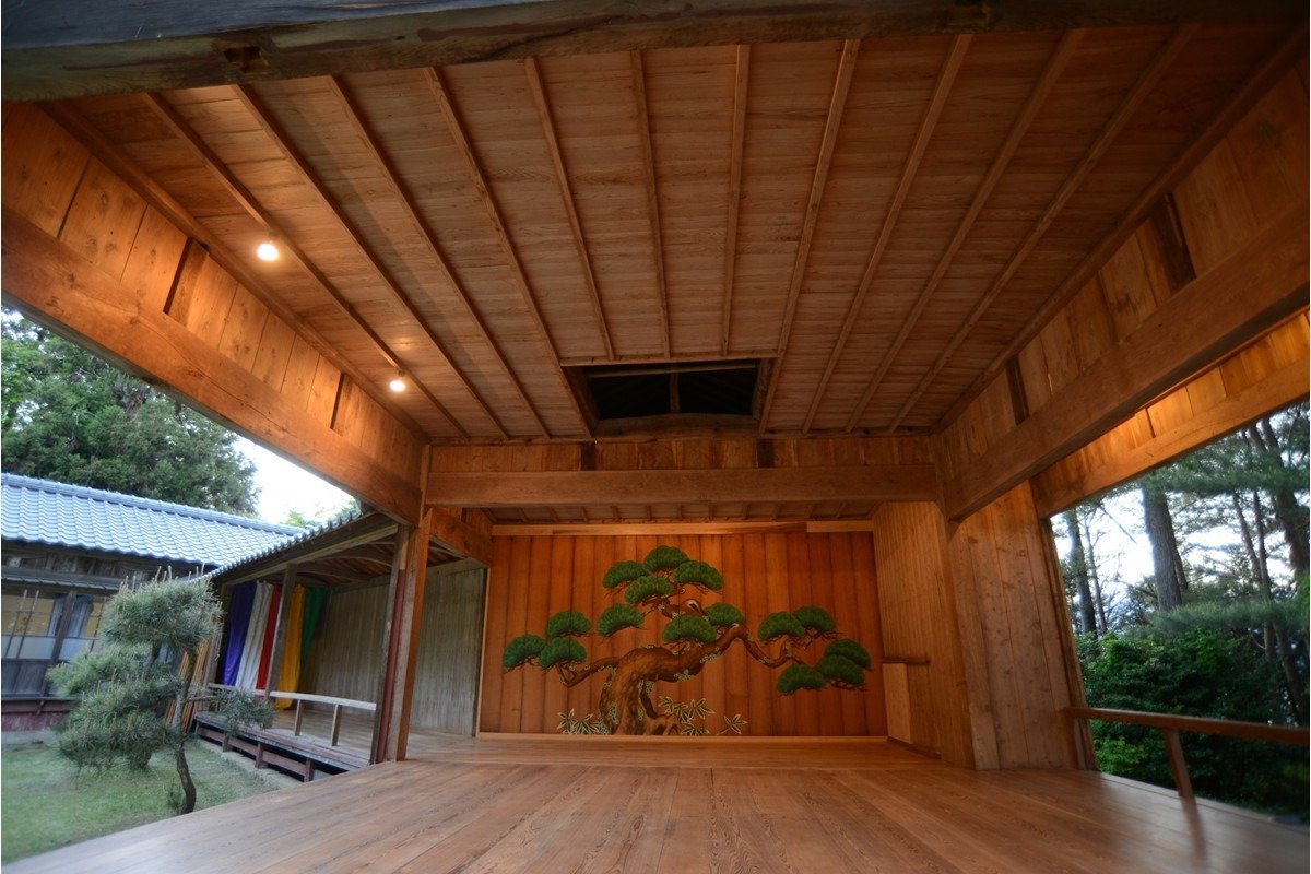 椎崎諏訪神社の舞台正面の鏡板には色鮮やかな松の絵が描かれています
