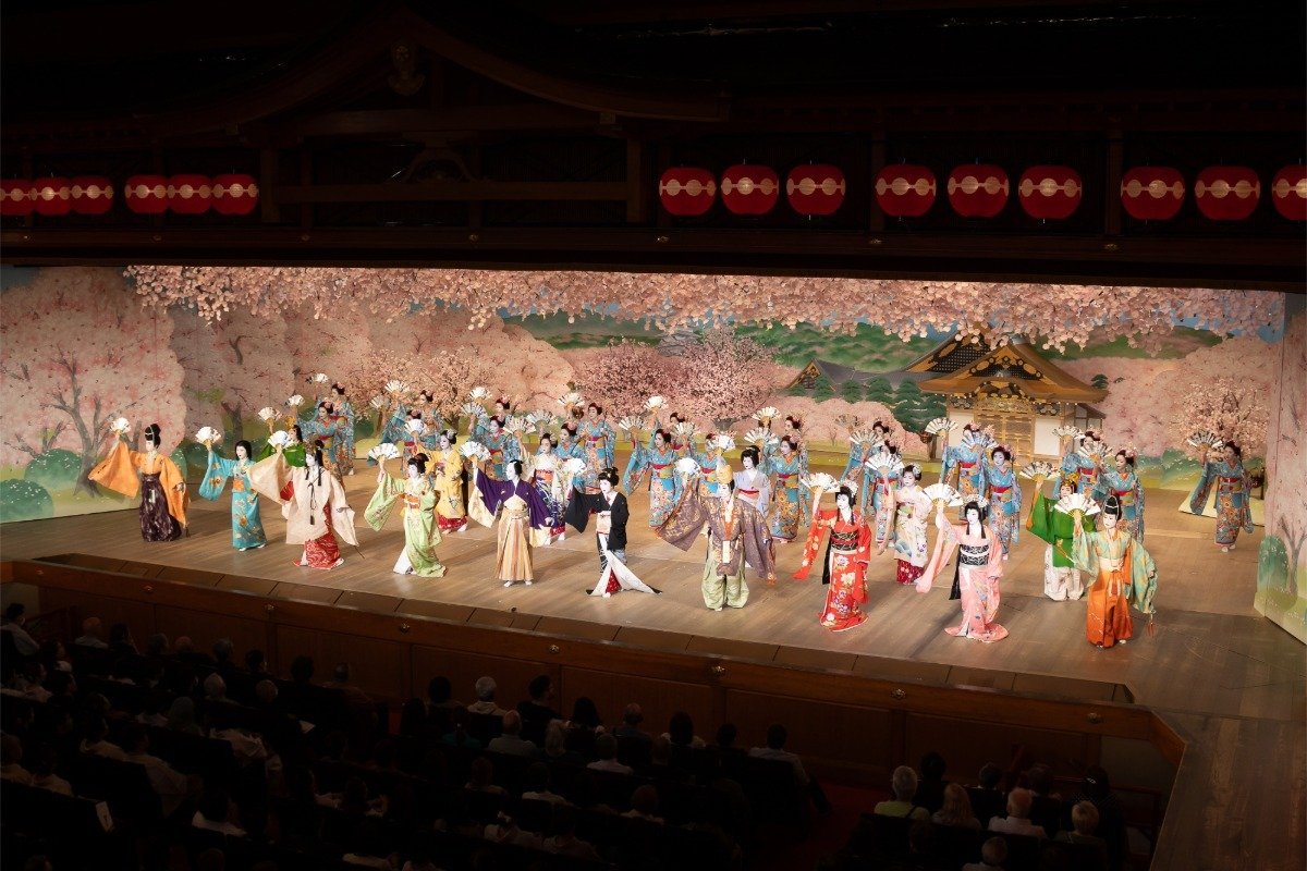 2026年の「都をどり」公演、フィナーレの様子　写真／祇園甲部歌舞会