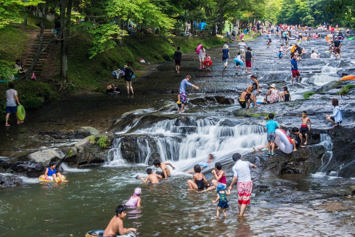 遊水峡は滑岩の川沿いに整備された公園。川遊びは夏のレジャーに最適！
