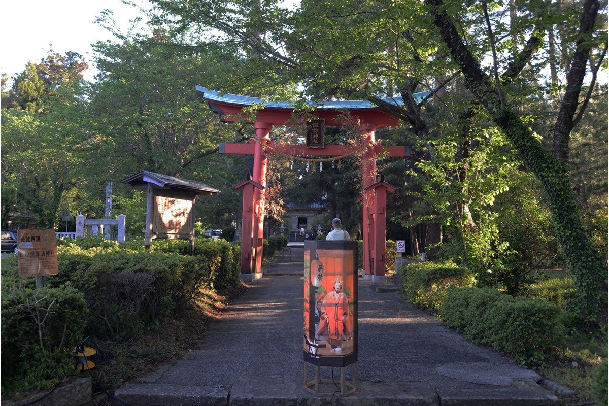 参道に明かりが点（とも）されると観客たちが集まり始めます