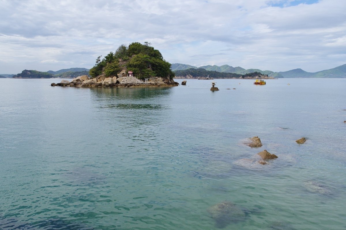 大潮の干潮時に白石島と砂州でつながる弁天島
