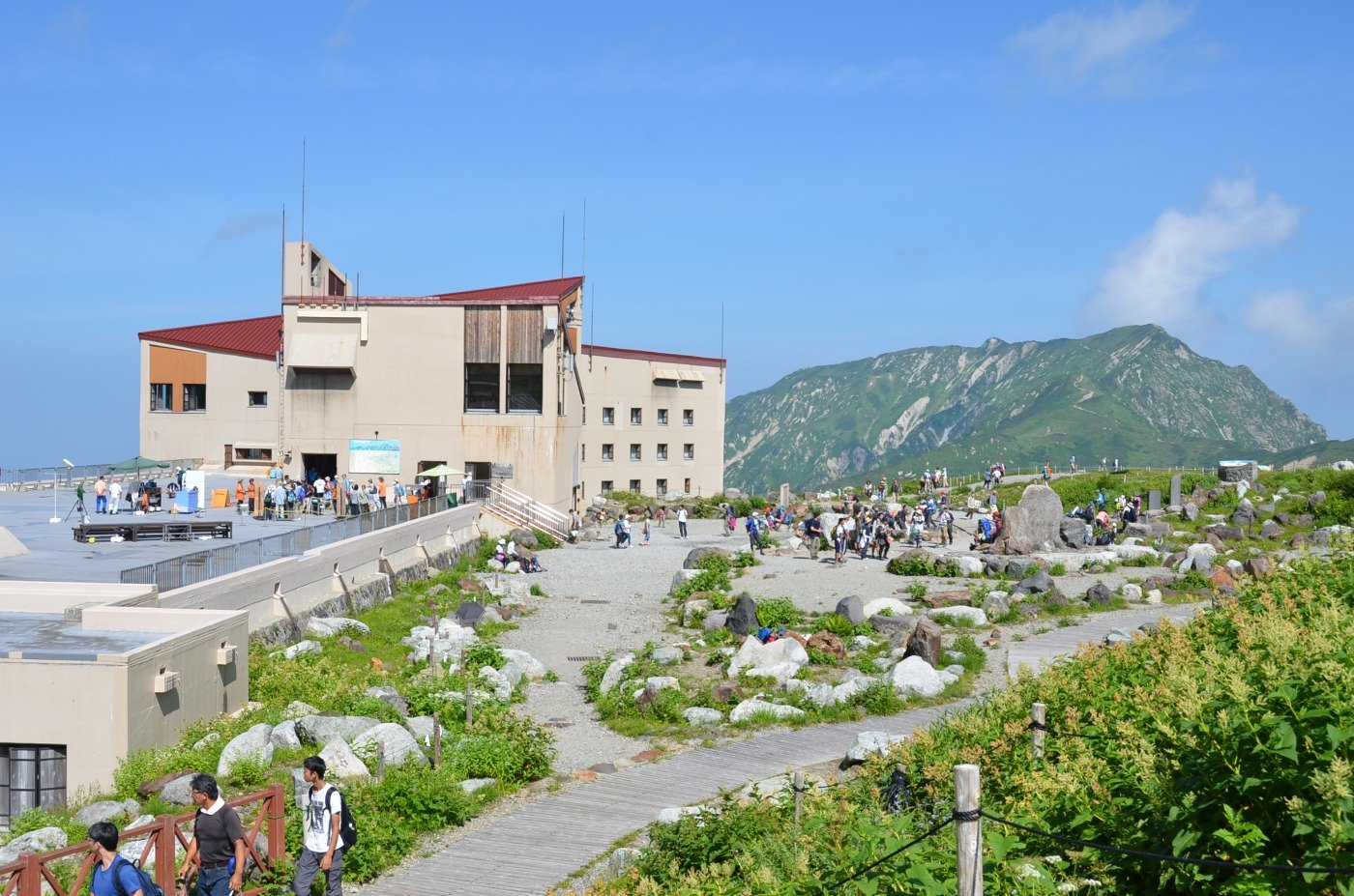 周辺観光や登山の拠点となる「室堂ターミナル」