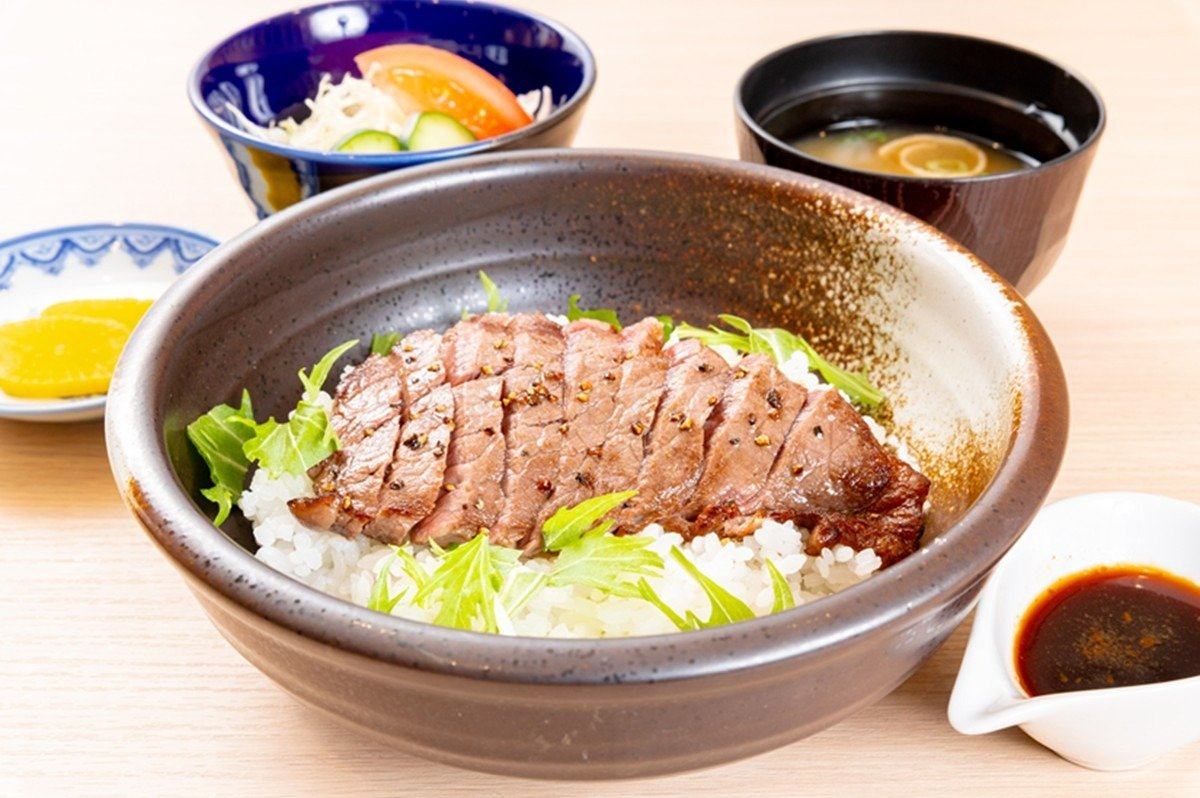 赤身がおいしい「土佐和牛ステーキ丼」1620円は看板のランチメニュー