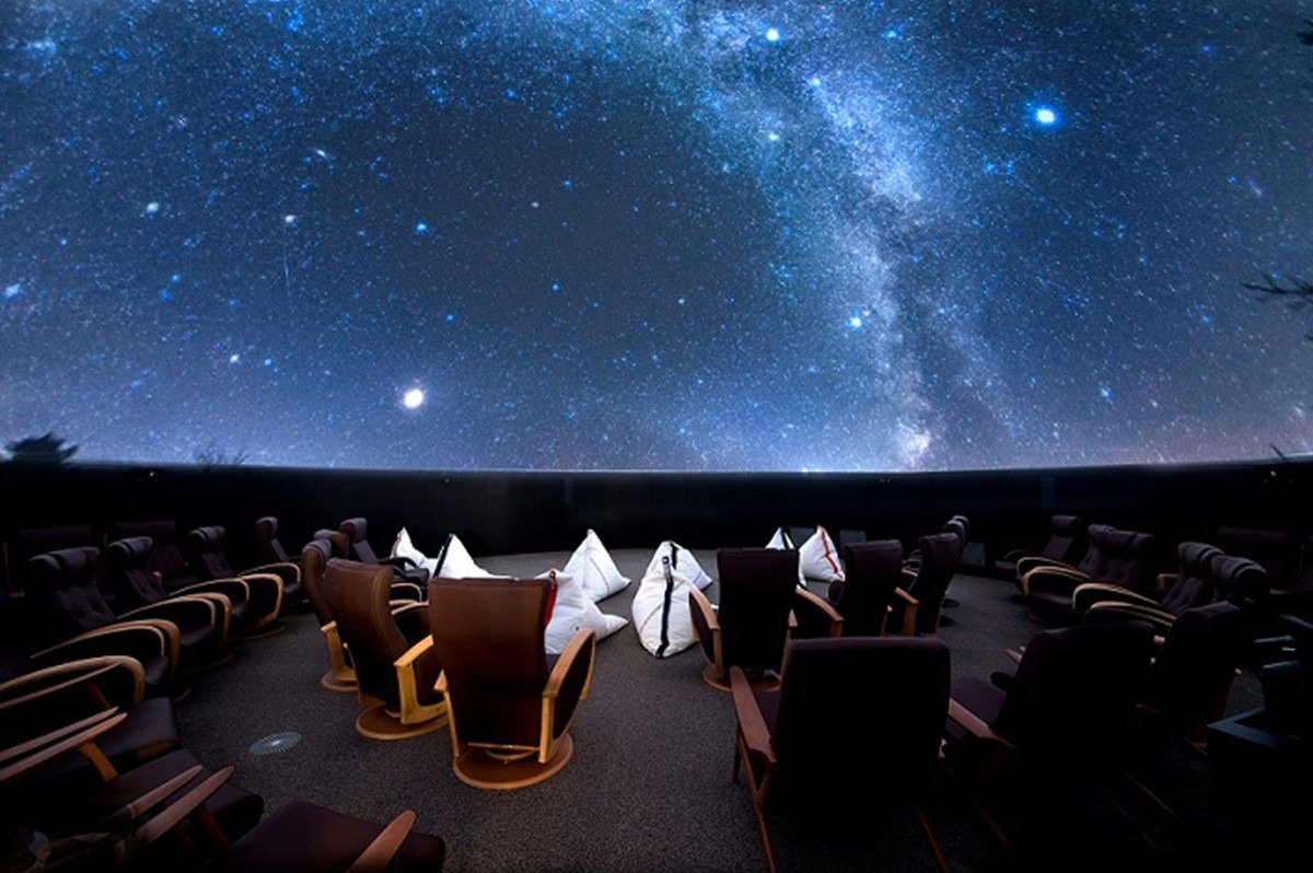 直径11.2メートルのドームに臨場感たっぷりの星空を投影するプラネタリウム
