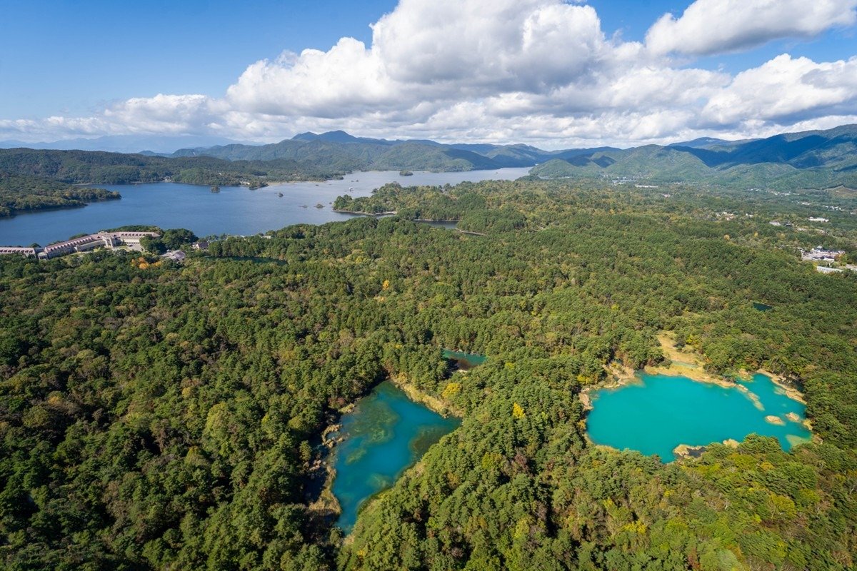 森の中に磐梯山の大噴火によってできた湖沼が点在しています