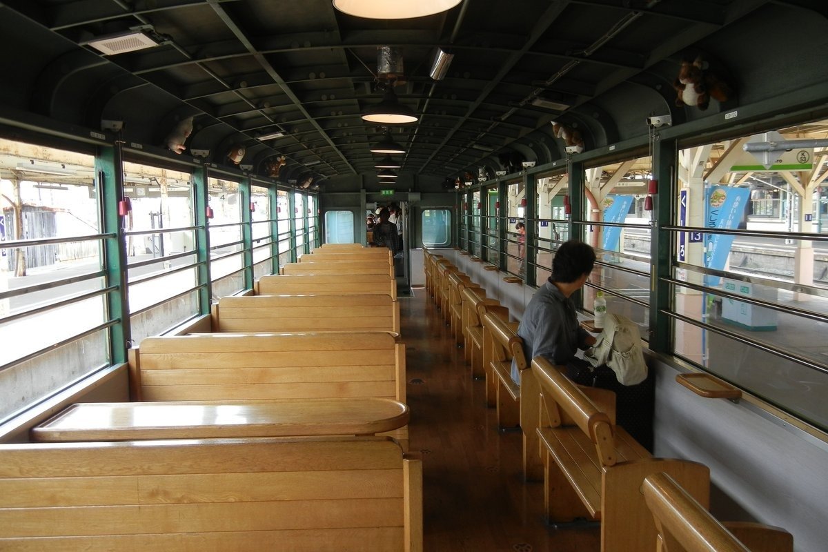 木の温（ぬく）もりが感じられるトロッコ列車内装
