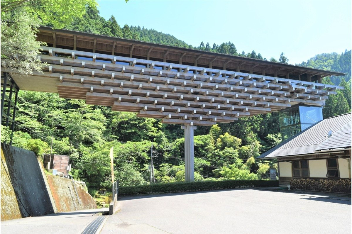 隈研吾氏が設計した、自然と調和する建築