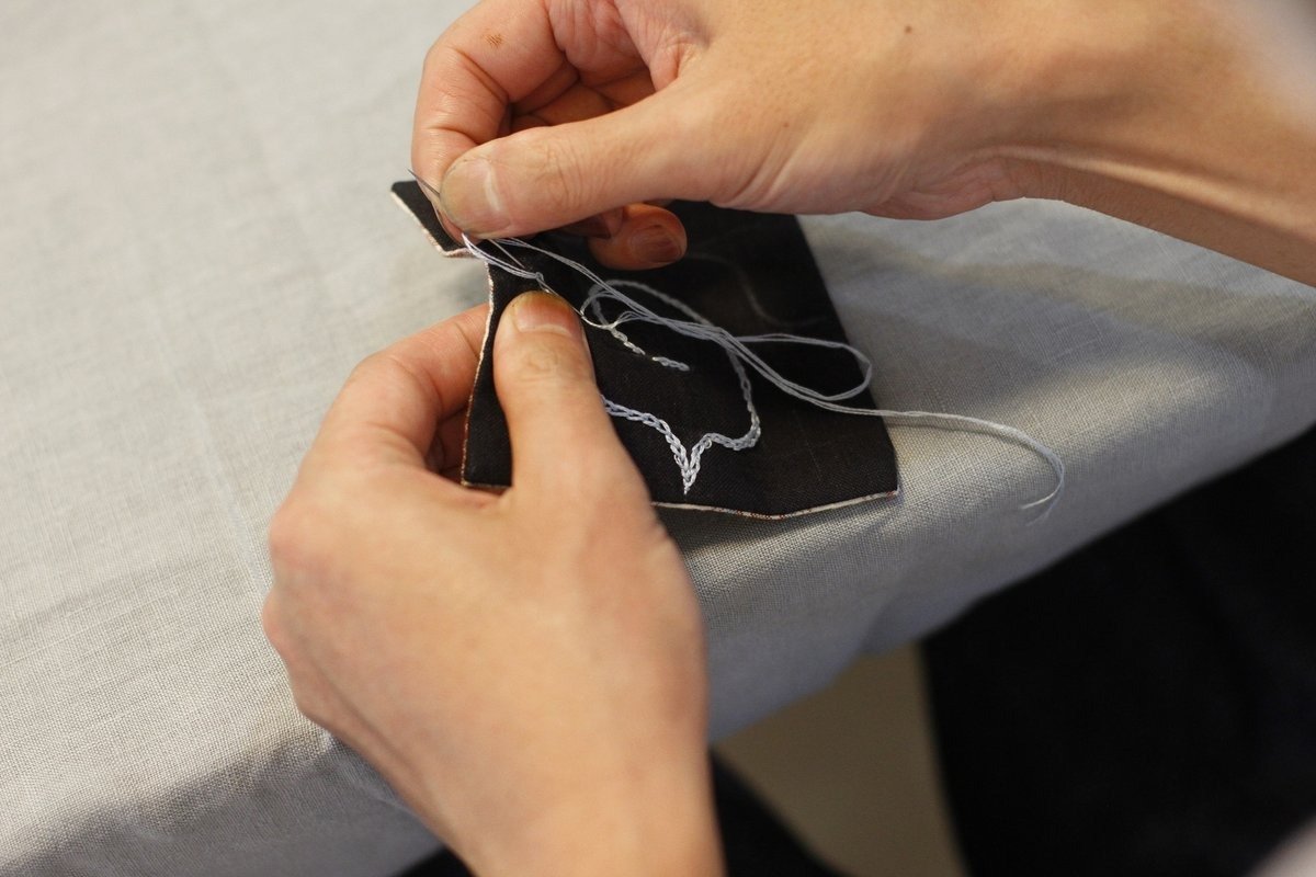 講師とともに木綿のコースターにアイヌ文様を施す刺繍体験