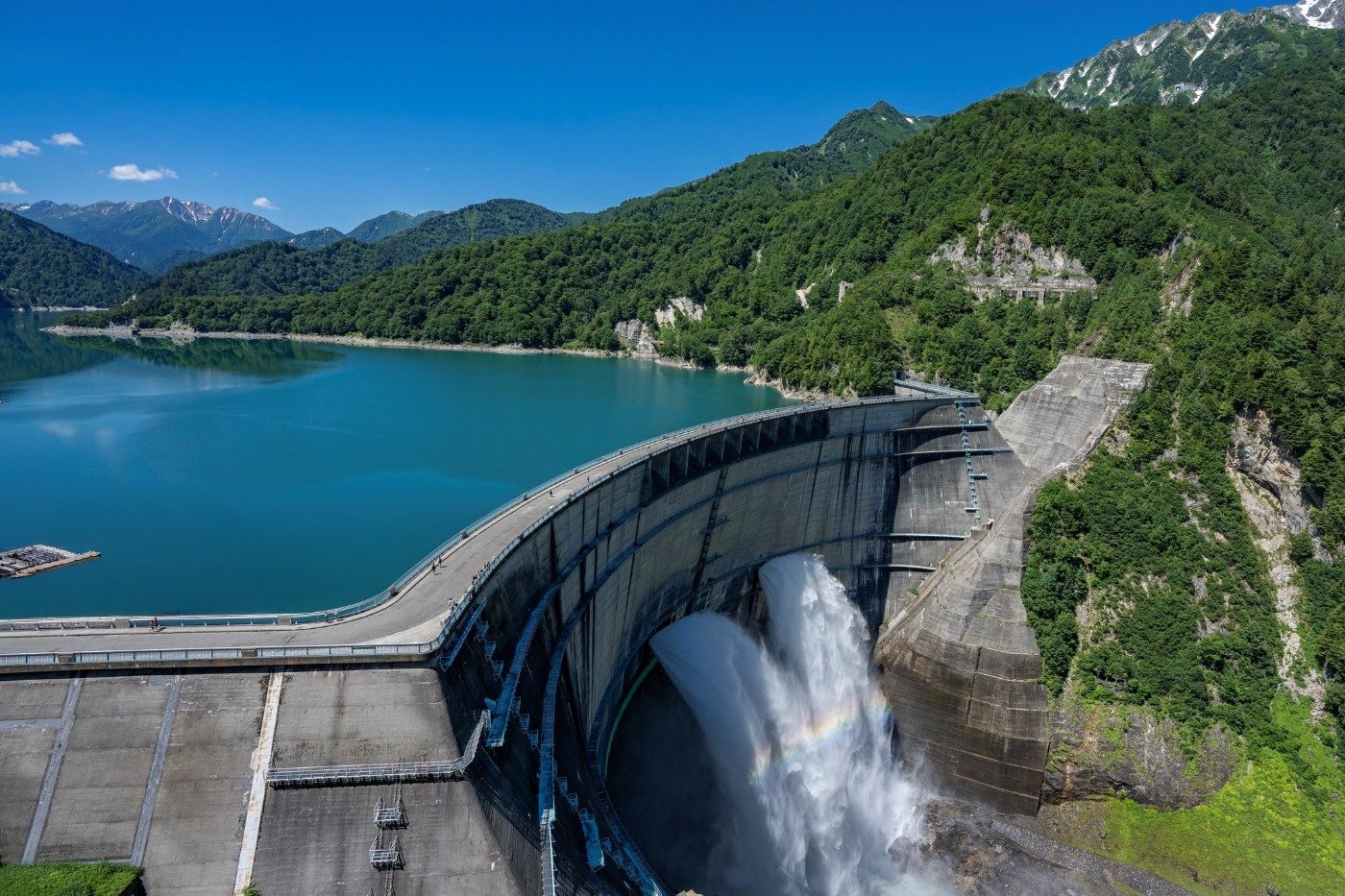 黒部ダムでは夏から秋にかけて観光放水を実施