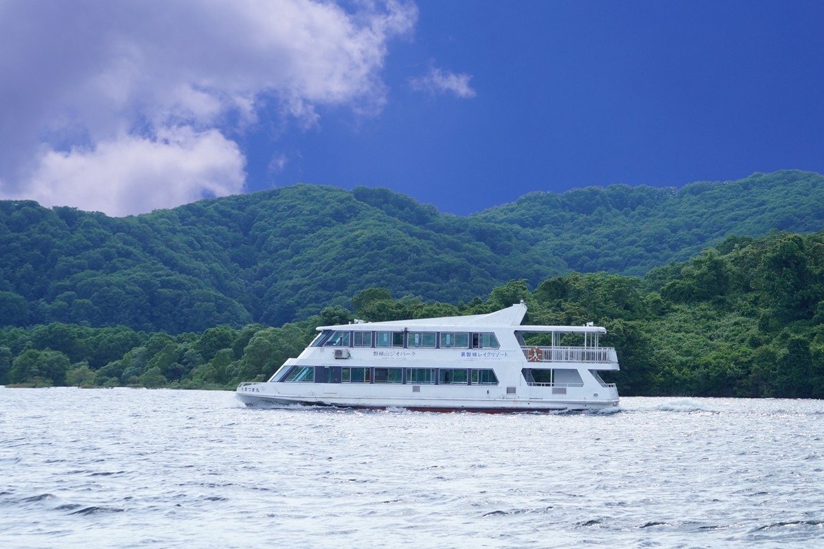 桧原湖と磐梯山が広がる大パノラマは感動的です
