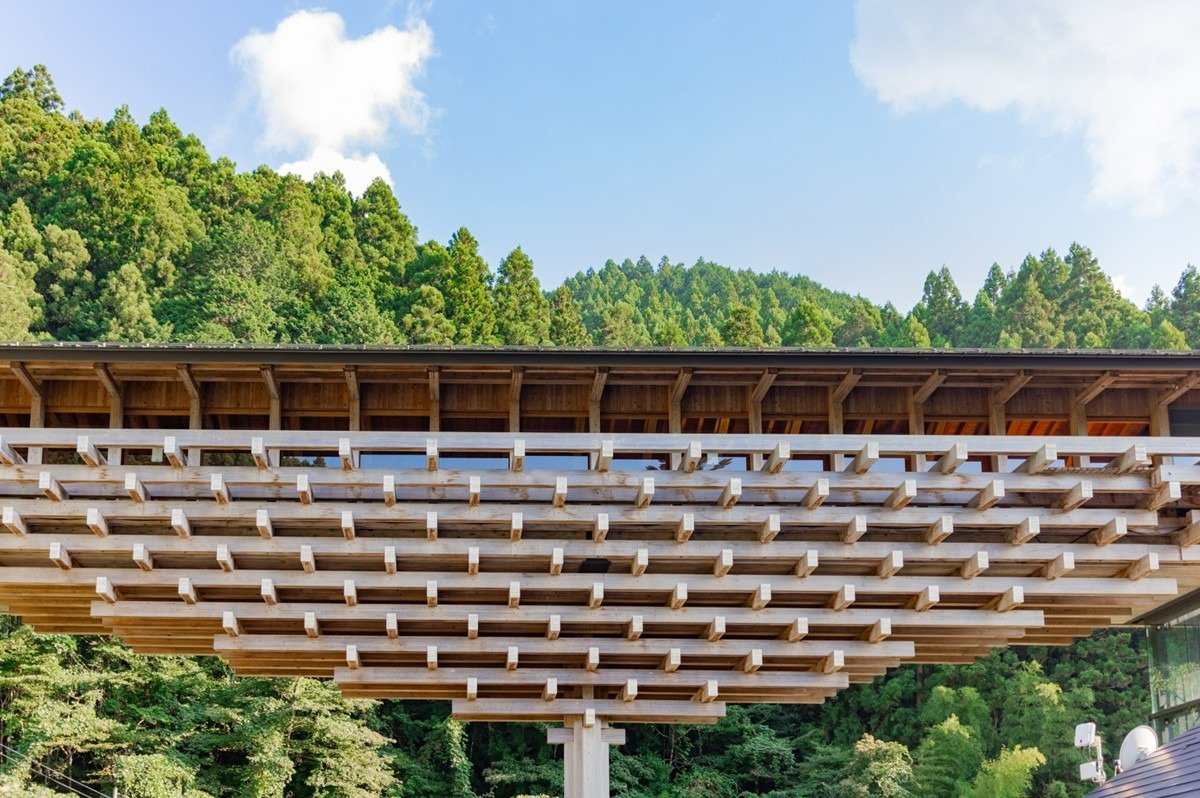 重なる幾何学的な層が美しい「やじろべえ型刎橋」