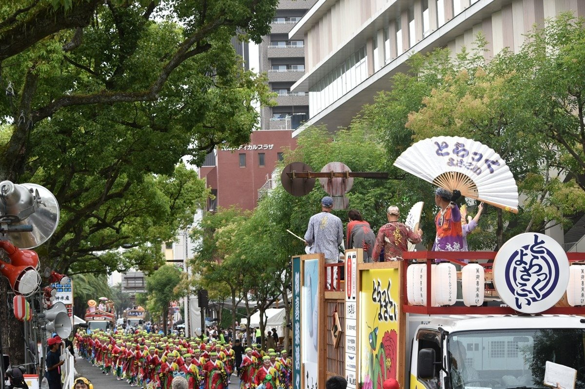 大音量の音楽を流す地方車