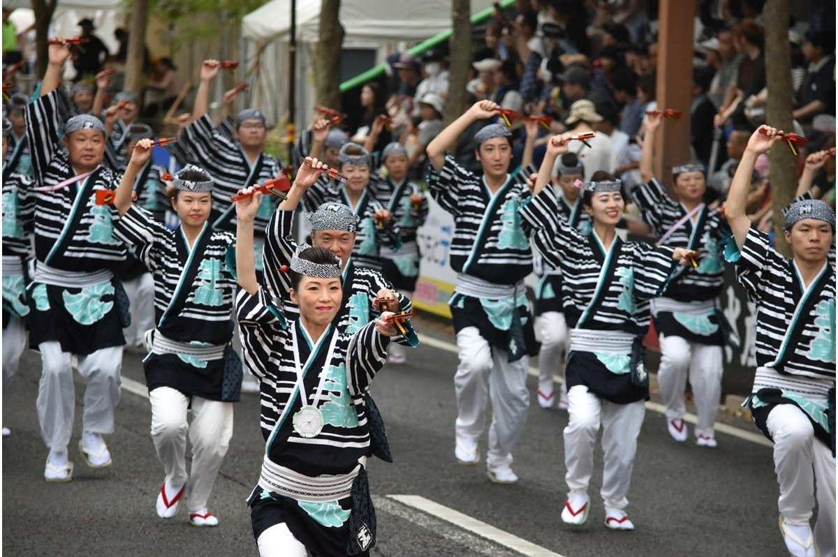 日本舞踊を基本にする本丁筋踊り子隊