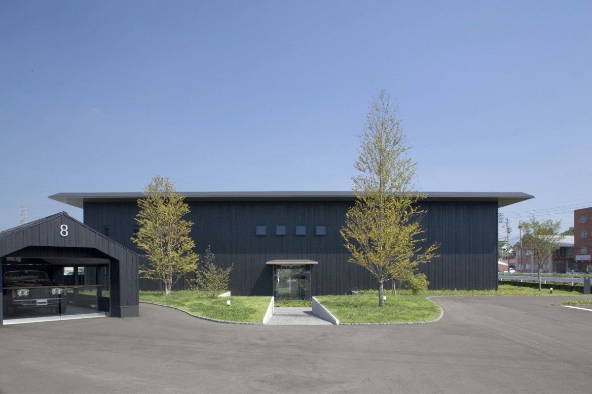 外壁は深みのある黒い焼き杉板。建築家・中村好文氏による設計