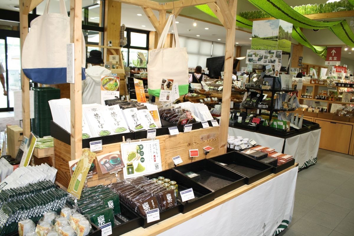 茶そば、お茶のジャムなど多彩なお茶製品が揃います