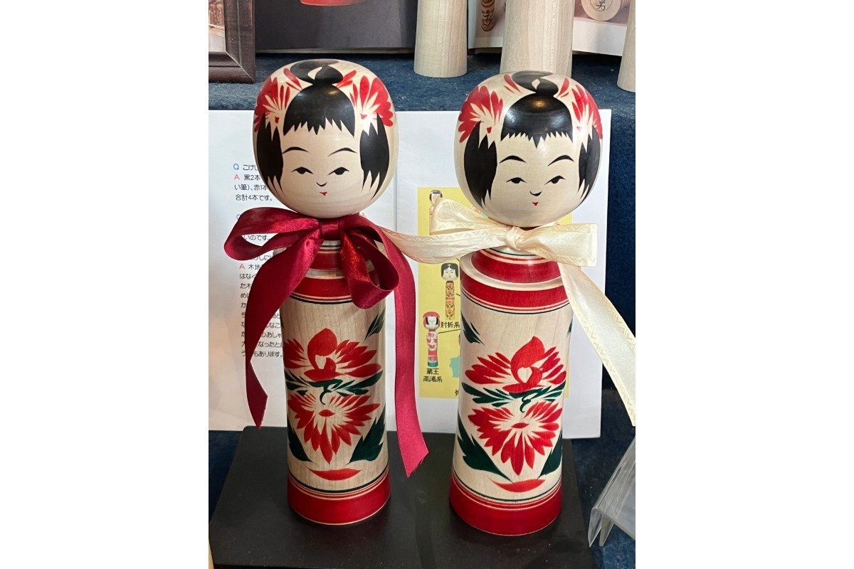 「こけしの岡仁」には渡辺さんが師匠ご夫妻へプレゼントした渾身のこけしも展示