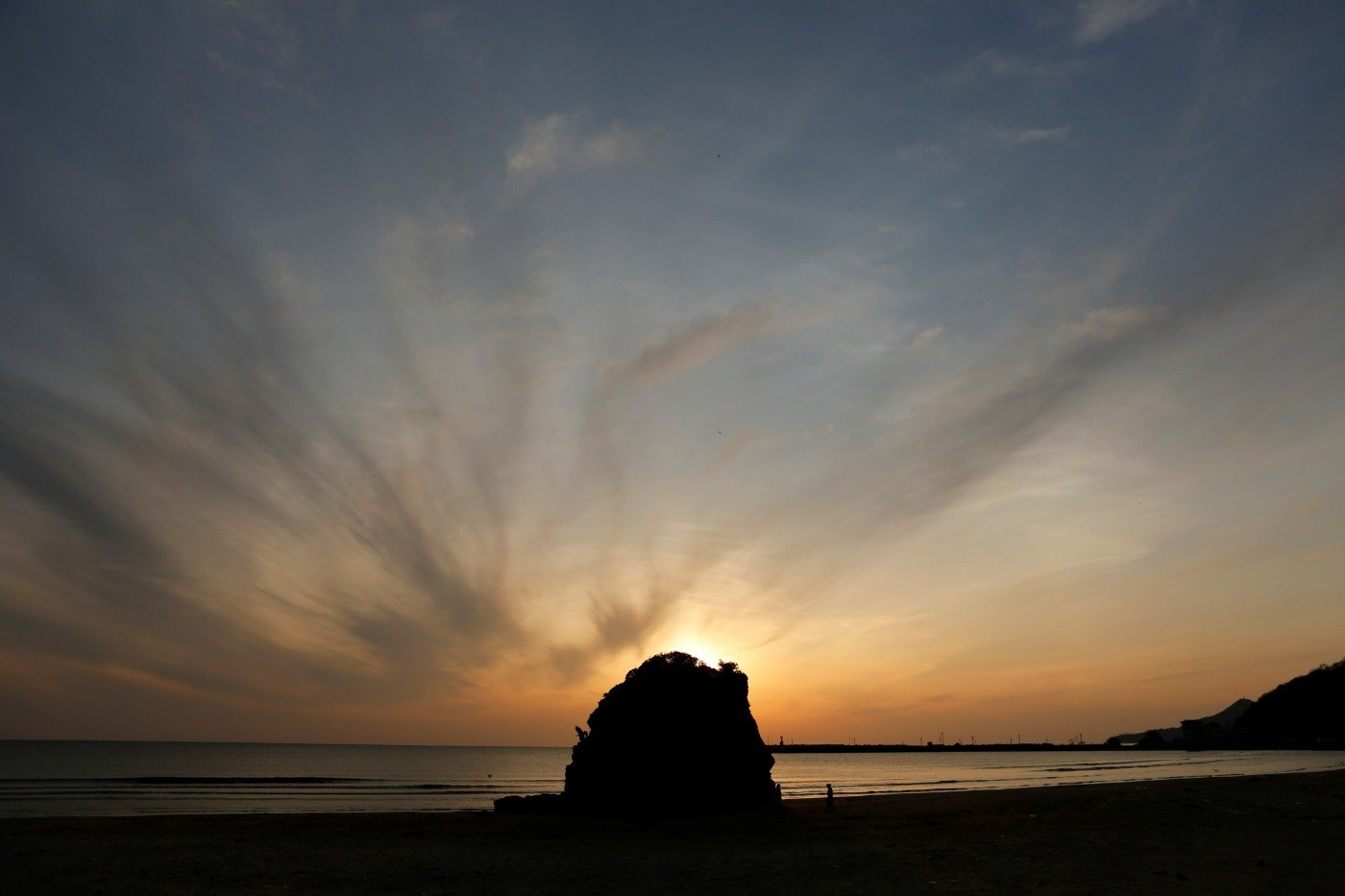 夕日が沈む時間を調べて訪れたいものです