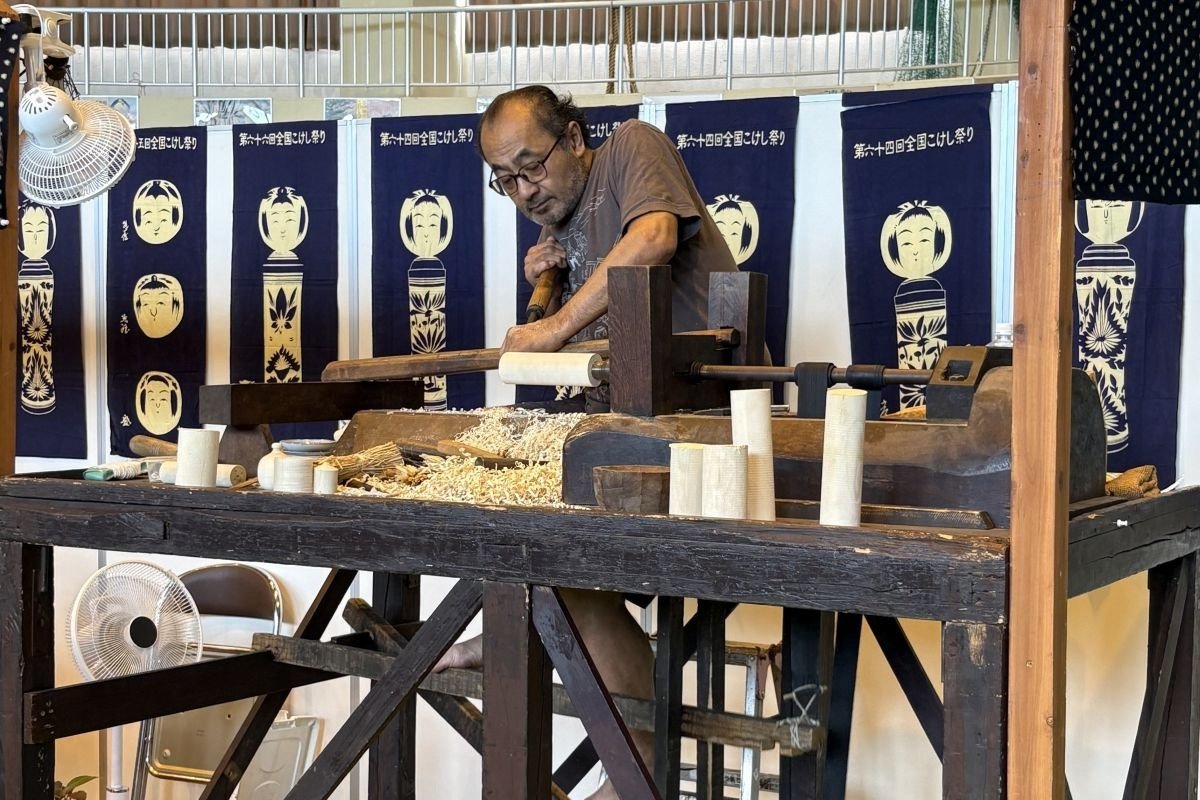 こけし工人によるこけしの製作実演は見逃せません（写真／大崎市）