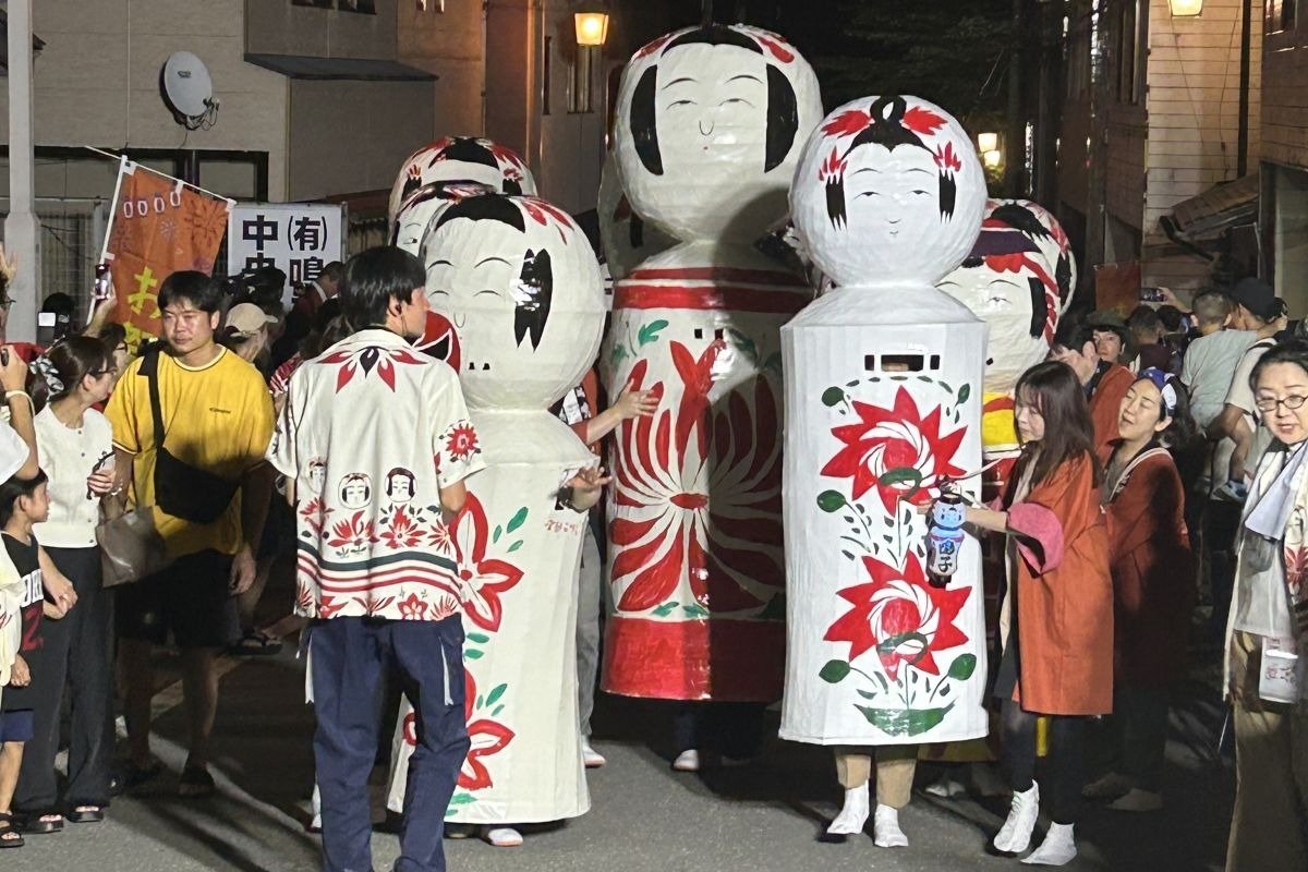 「フェスティバルパレード」では人気の張りぼてこけしが登場（写真／大崎市）