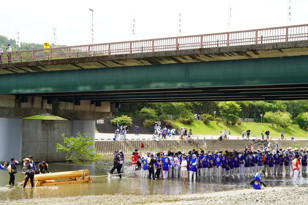 御用材が橋下を通る際には、橋上は交通規制がかかり、人も車も通れないのが習い
