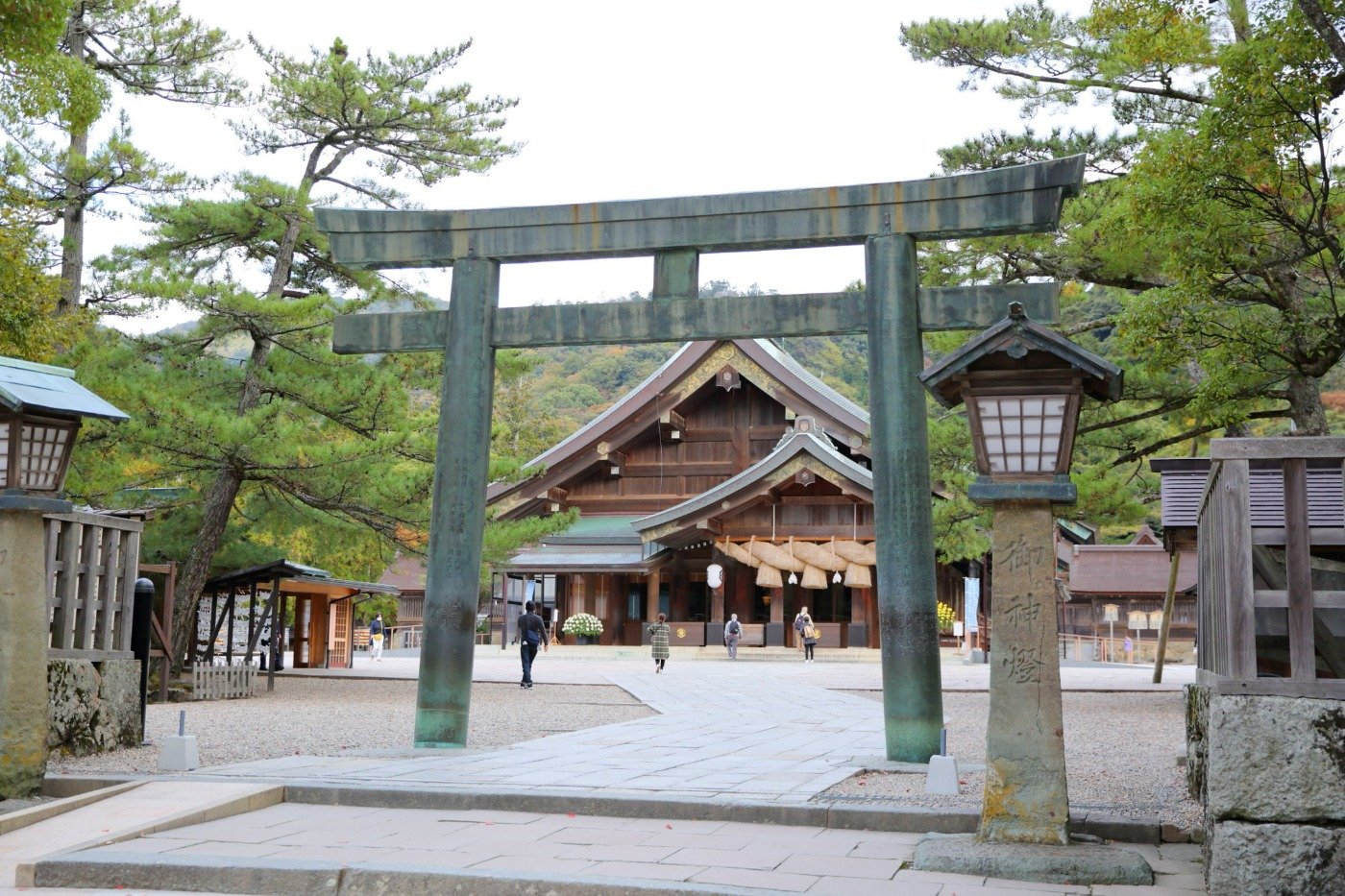 毛利輝元の孫にあたる毛利綱広が寄進した銅鳥居と拝殿