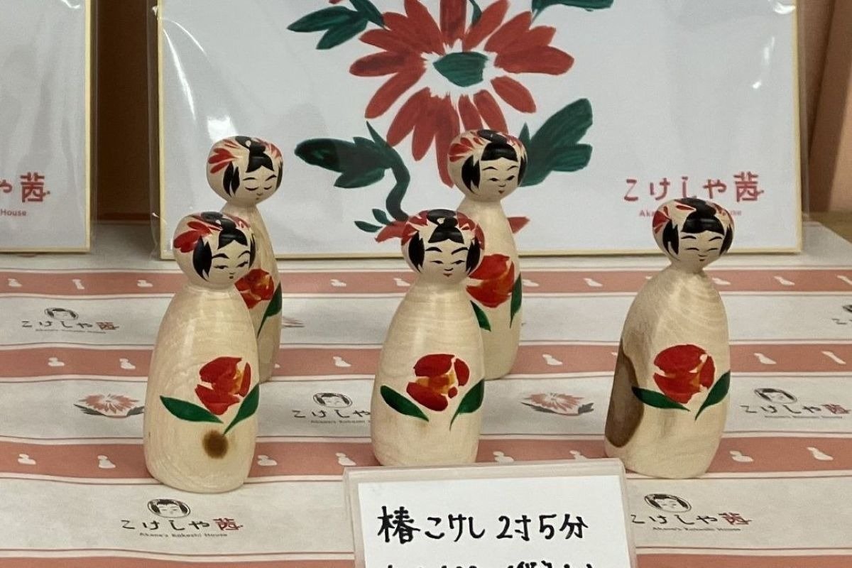 珍しいツバキの木を使った創作こけしが販売されることも