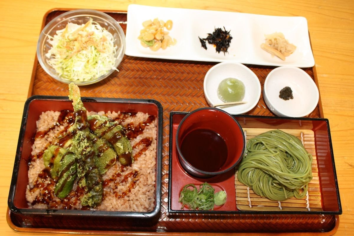 「お茶づくし御膳」1600円。季節の甘味が付きます