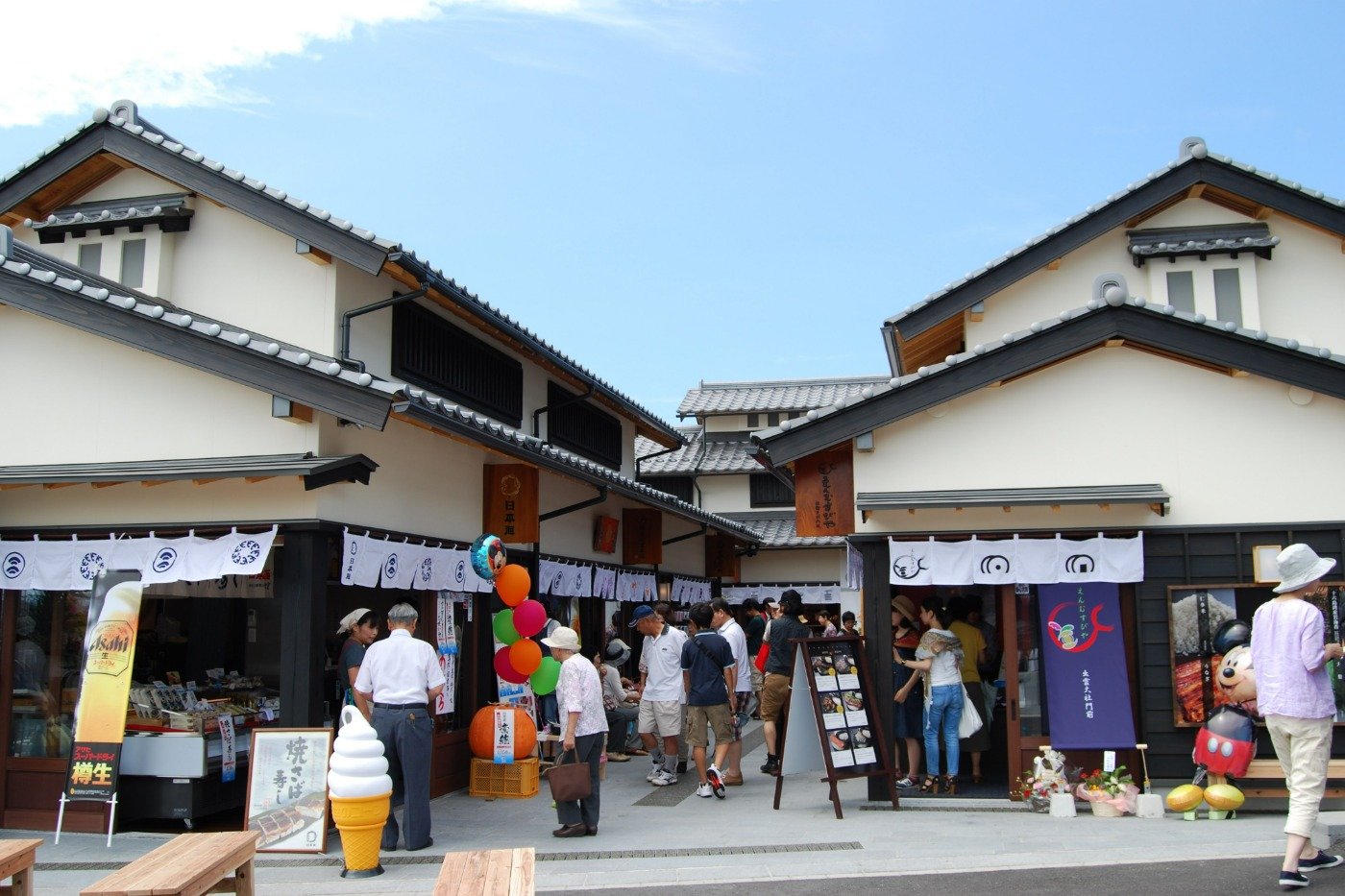 飲食店やみやげ店のほか、地下1階には無料休憩所も