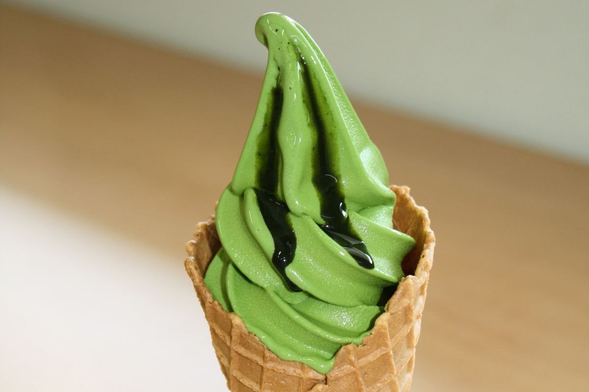 緑色が鮮やかな「村抹茶ソフト」600円