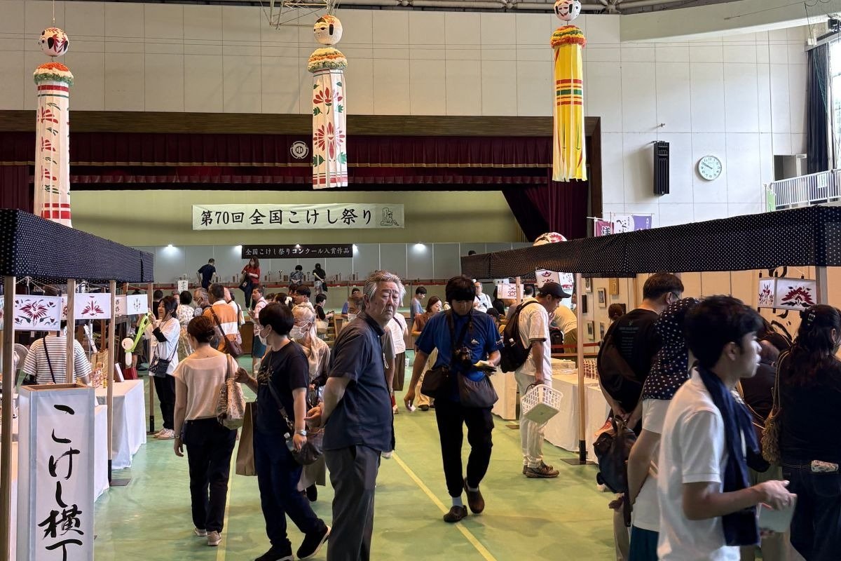 朝から行列ができる「全国こけし祭り」のこけし販売会（写真／大崎市）