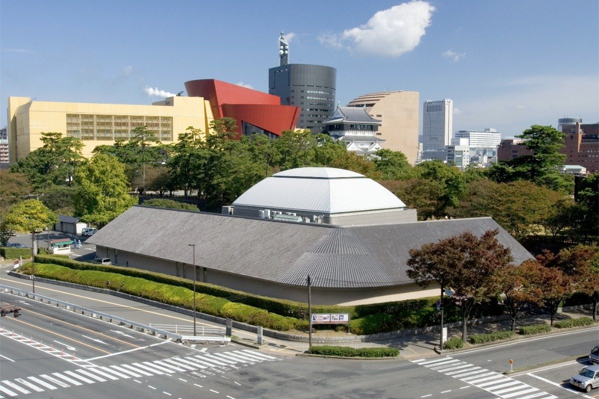 小倉城そばに立つ、迫力ある記念館