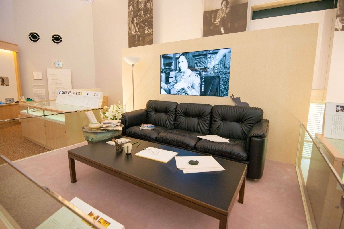 常設展示「向田邦子の世界」では、本人が過ごしたリビングを再現