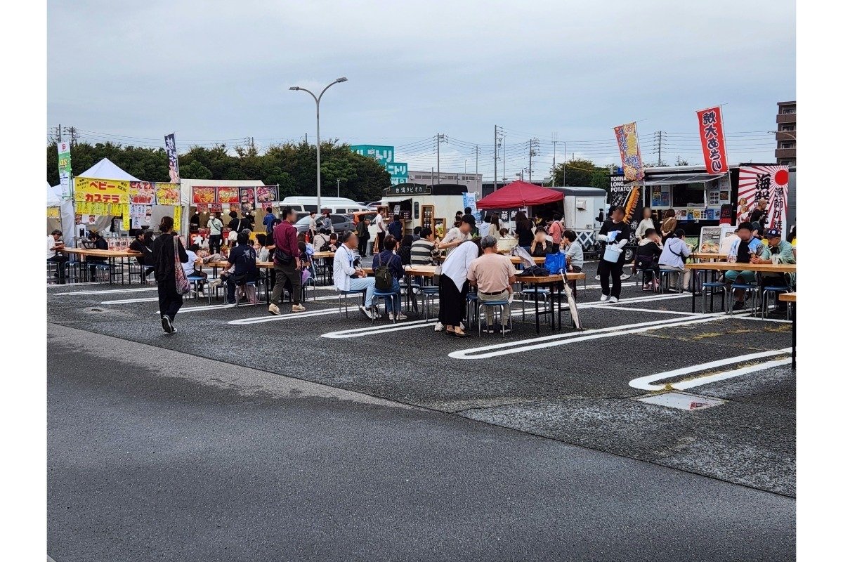 「ボートレースとこなめ」会場周辺には屋台やキッチンカーが並びます