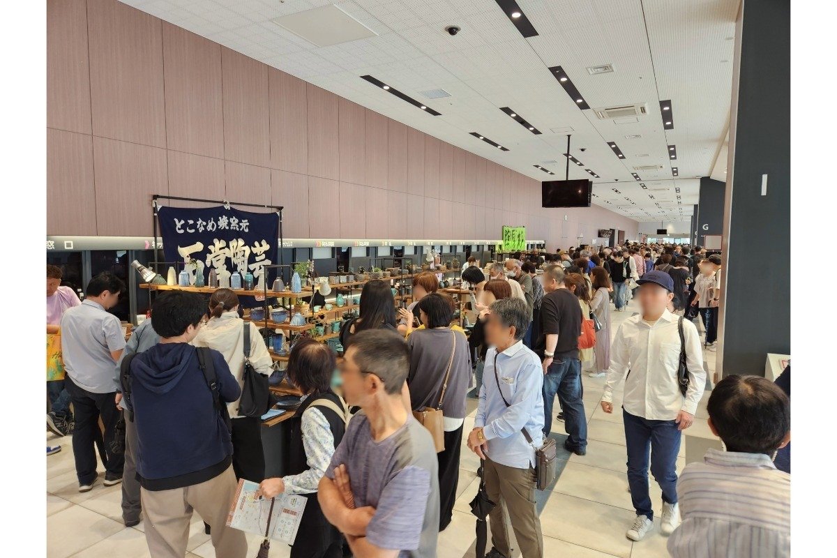 「ボートレースとこなめ」会場では毎年恒例の常滑焼大即売市が行なわれ、やきものを求める人で大にぎわい