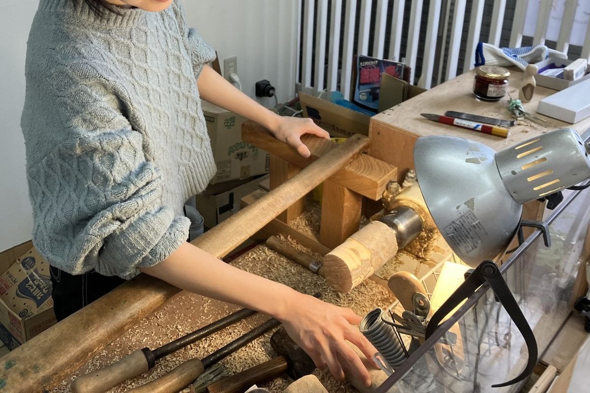 店内に設置されたロクロ台。木地を削るカンナ棒も自身で製作