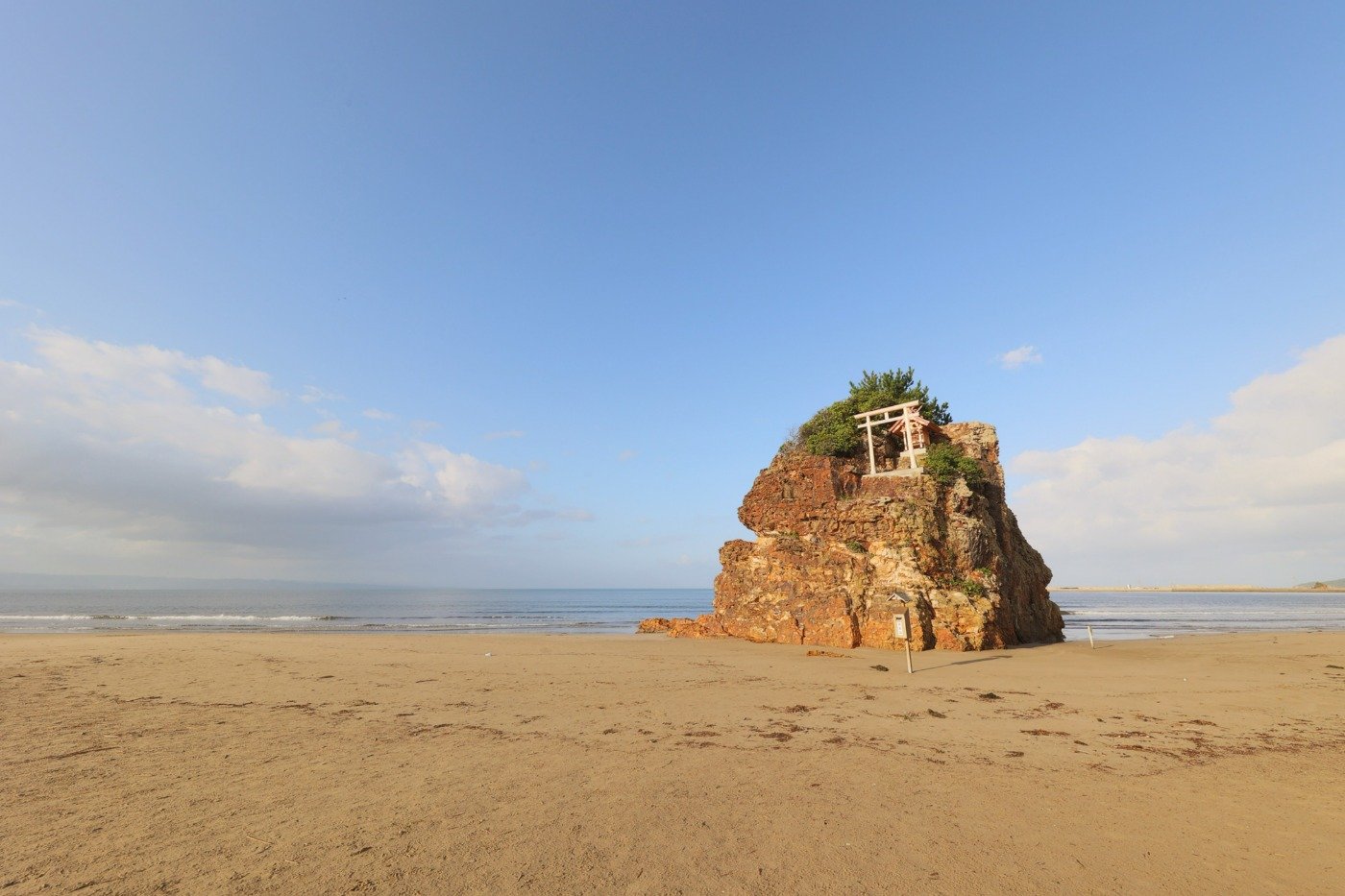 海を司る女神を祀る祠（ほこら）がある弁天島