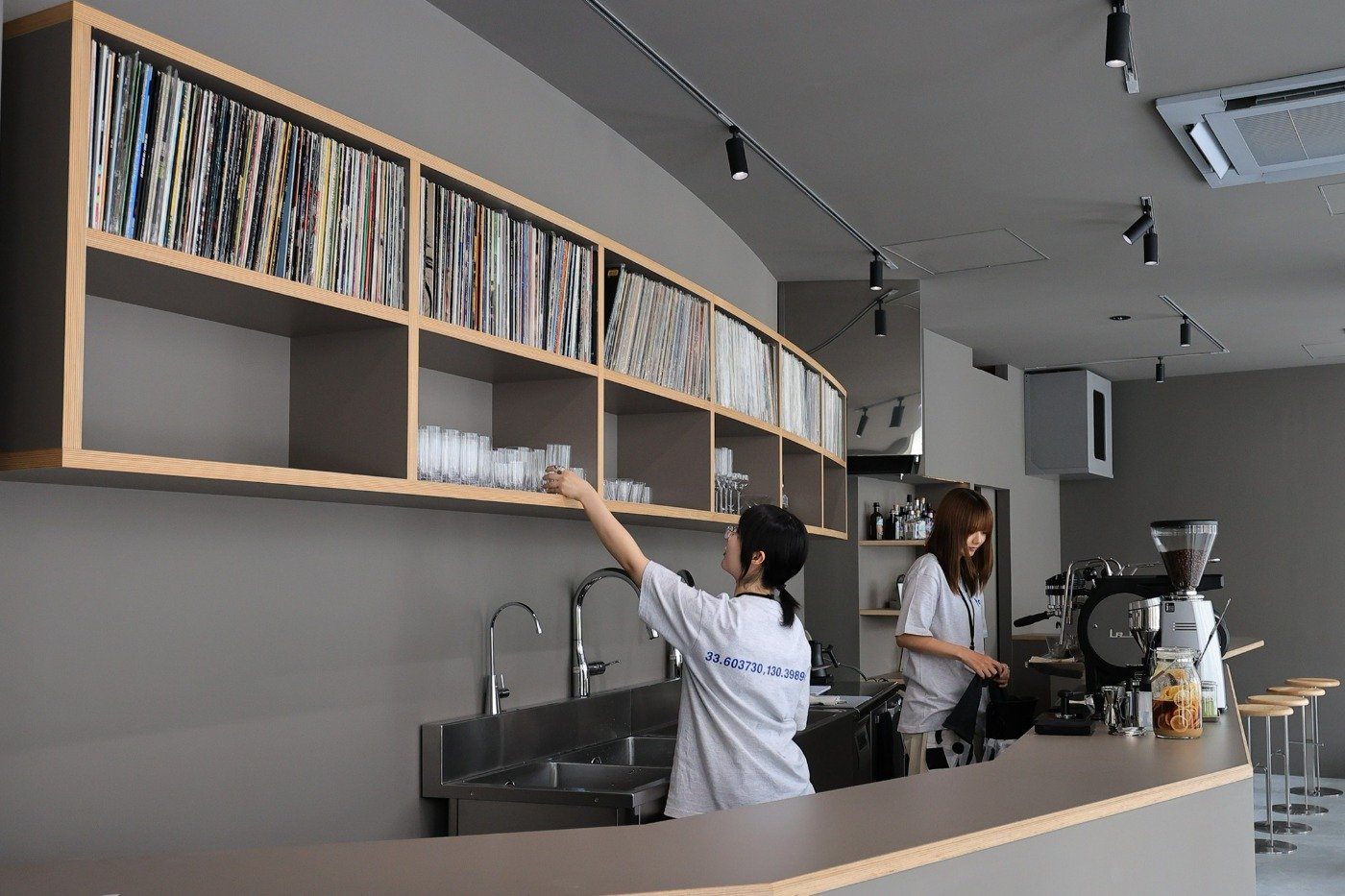 ジャズなどの音楽を聴きながらコーヒーがいただける「POSS COFFEE」。9時～23時30分、無休