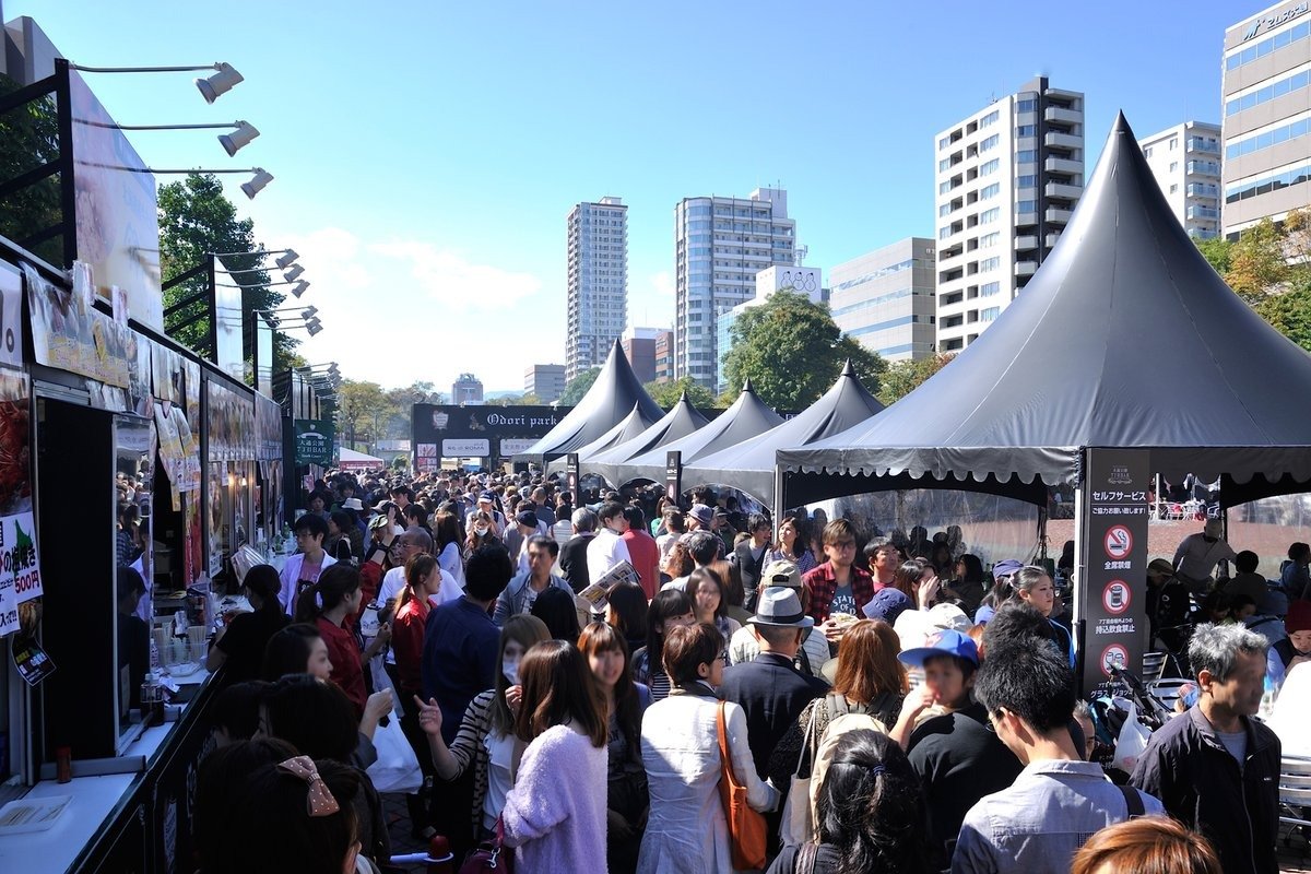 休日ともなると国内外から訪れた多くの人でにぎわいます