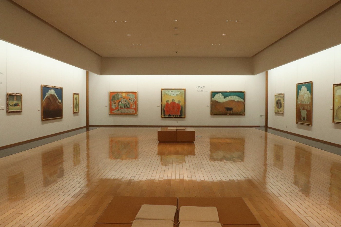 小川原脩や地域ゆかりの作家の作品を多数展示