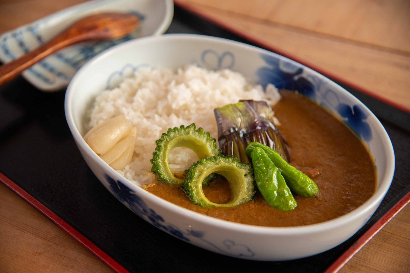 「杉の子特製かつおカレー」1650円。サラダ、季節の自家製シャーベット付き