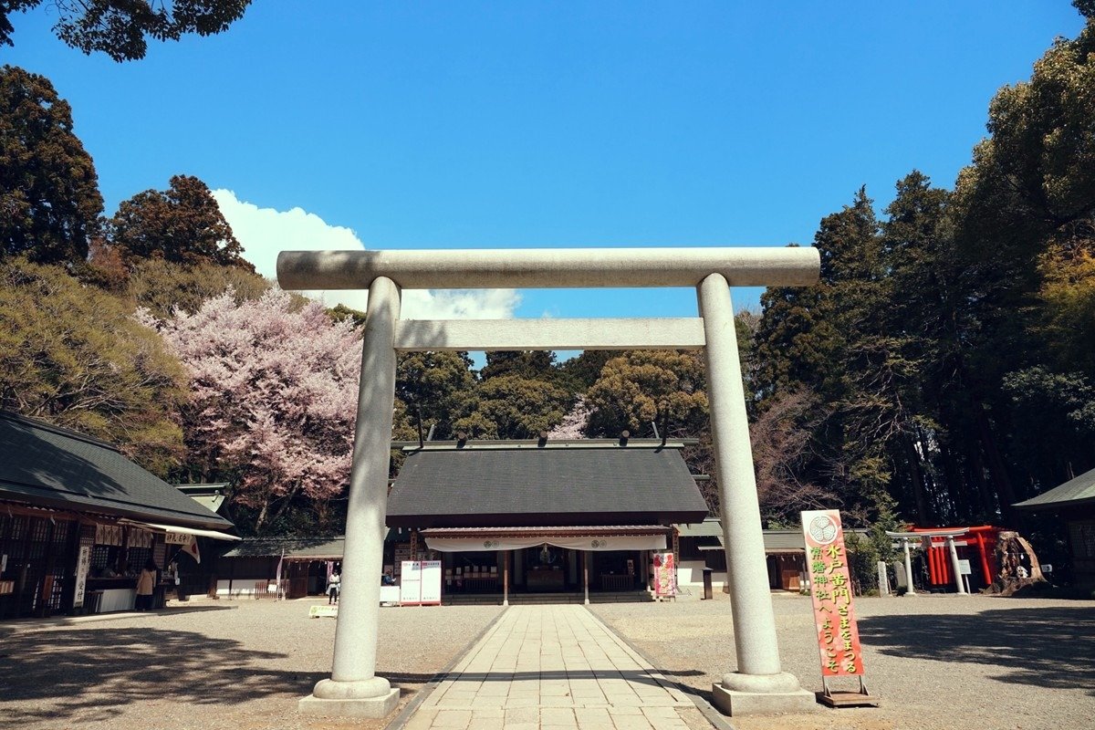 境内には徳川光圀、徳川斉昭を祀る社殿や東湖神社をはじめ4つの摂末社が