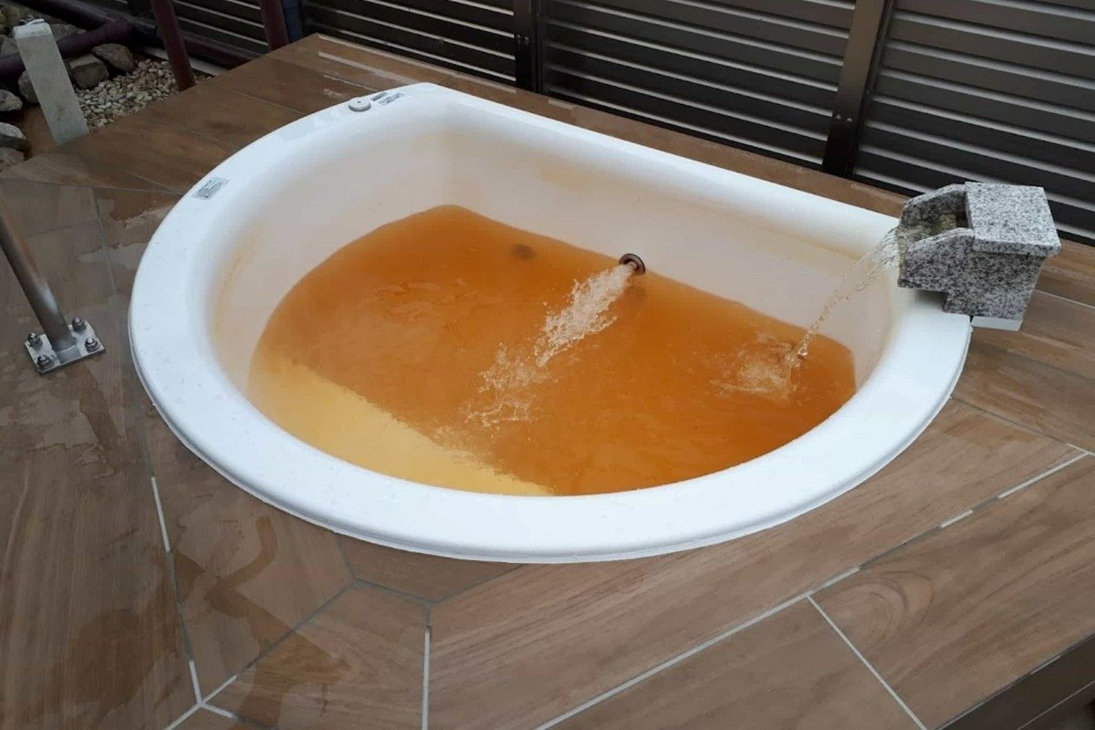 褐色の湯がかけ流されている「源泉かけ流し浴槽」