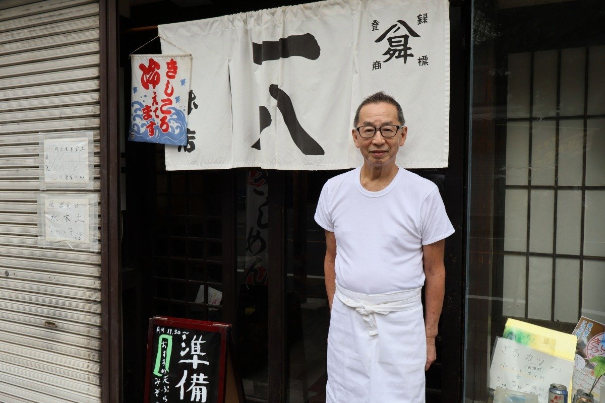 暖簾（のれん）を守る店主の上田正隆さん