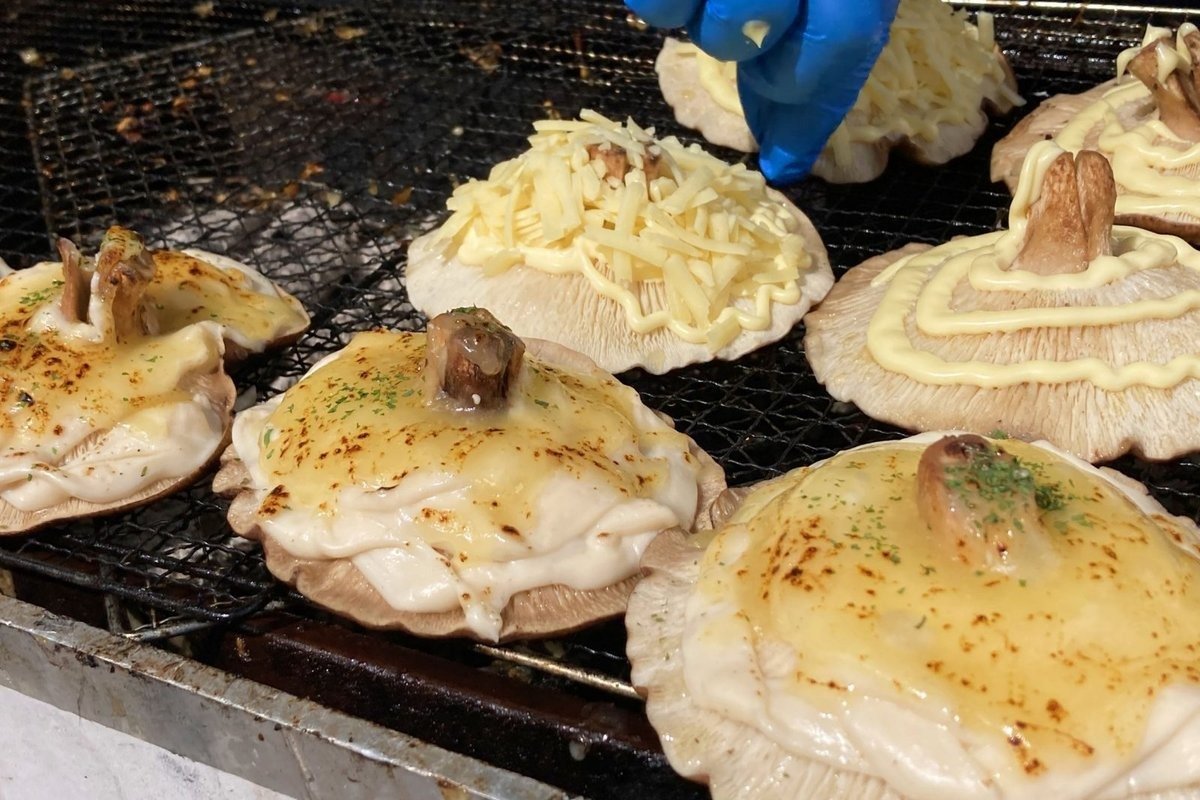名産のシイタケ「想いの茸」にチーズをたっぷり（中標津＜なかしべつ＞町）