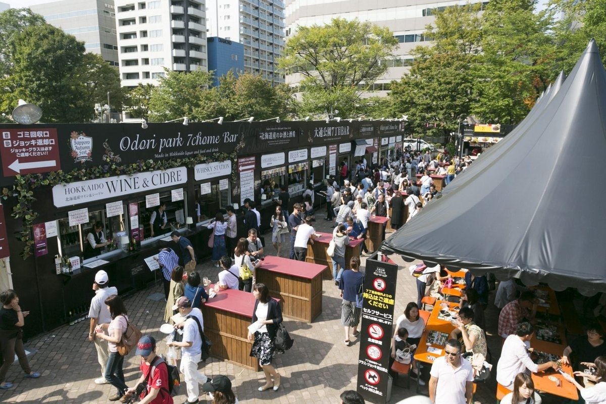 バーカウンターのようにブースが並ぶ7丁目会場