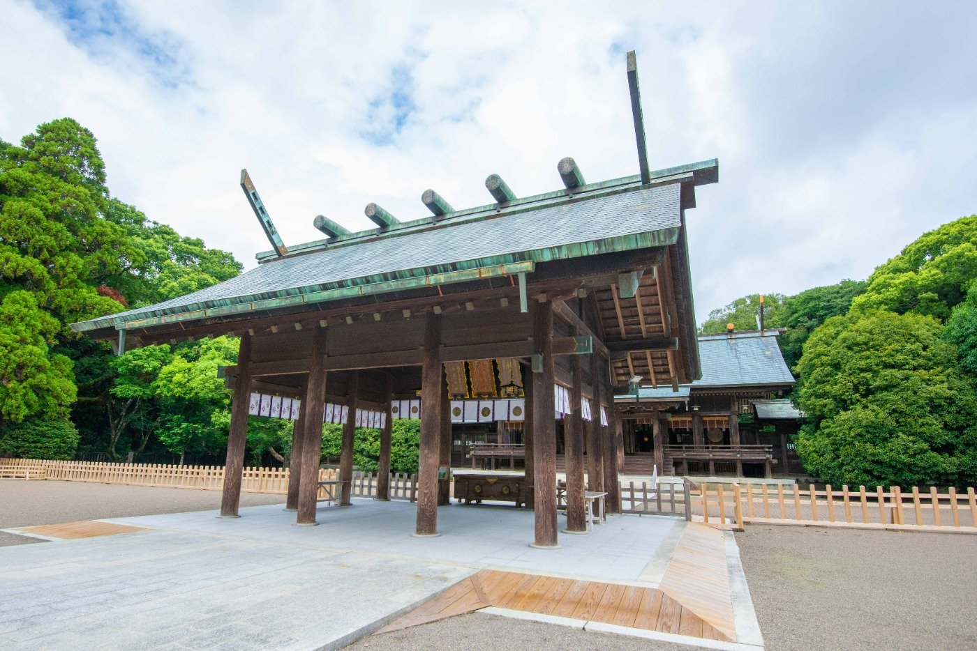 拝所の奥に幣殿、本殿があります
