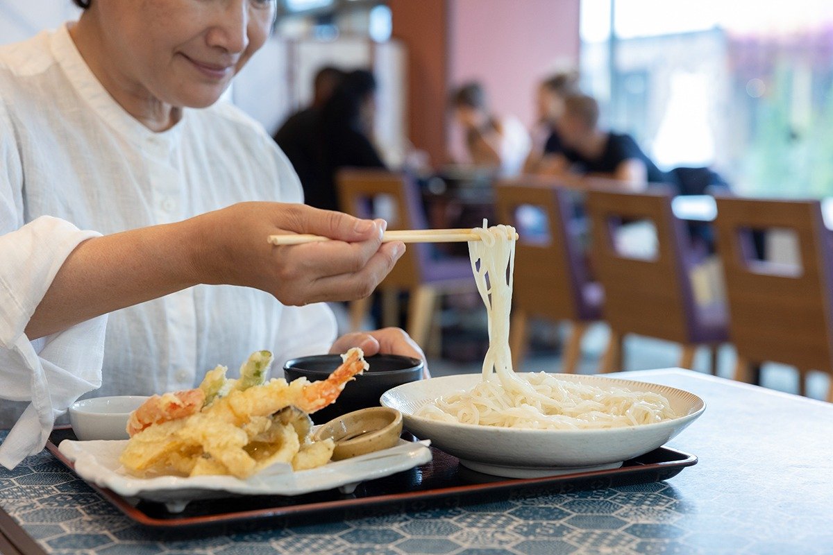 ランチタイムのメニューは豪雪うどんが中心