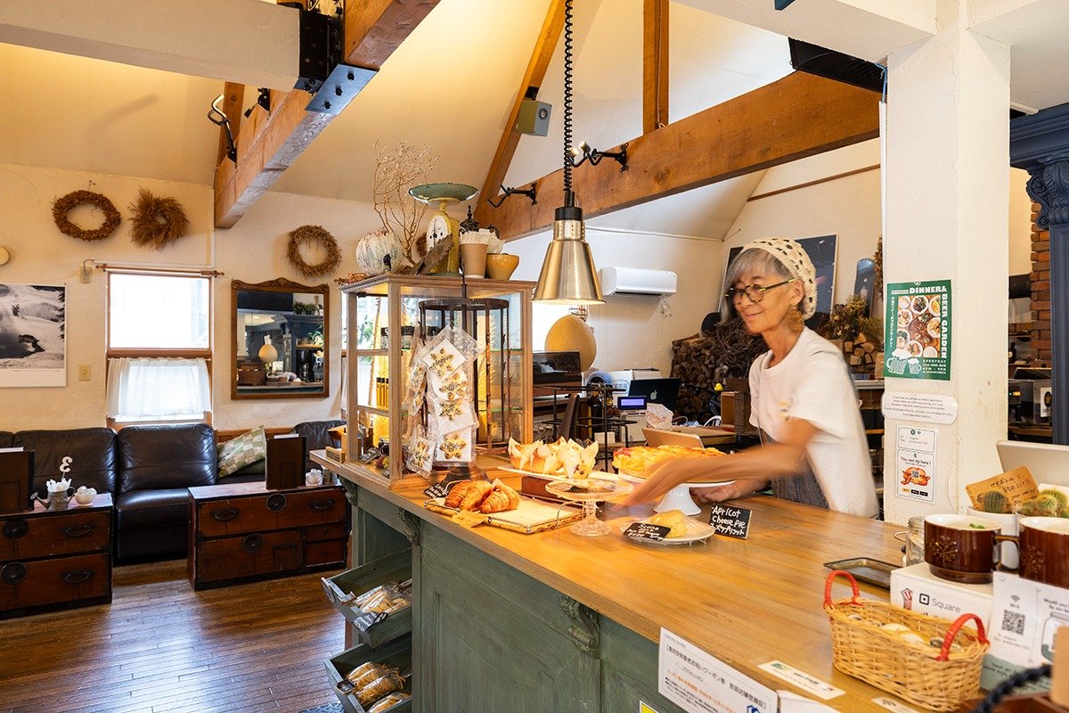 おやつ研究家でもある渡辺淳子さんが作るケーキも人気。店頭でも販売しています